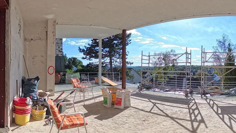 Rohbau mit Rundbögen, Gerüst und Blick ins Grüne