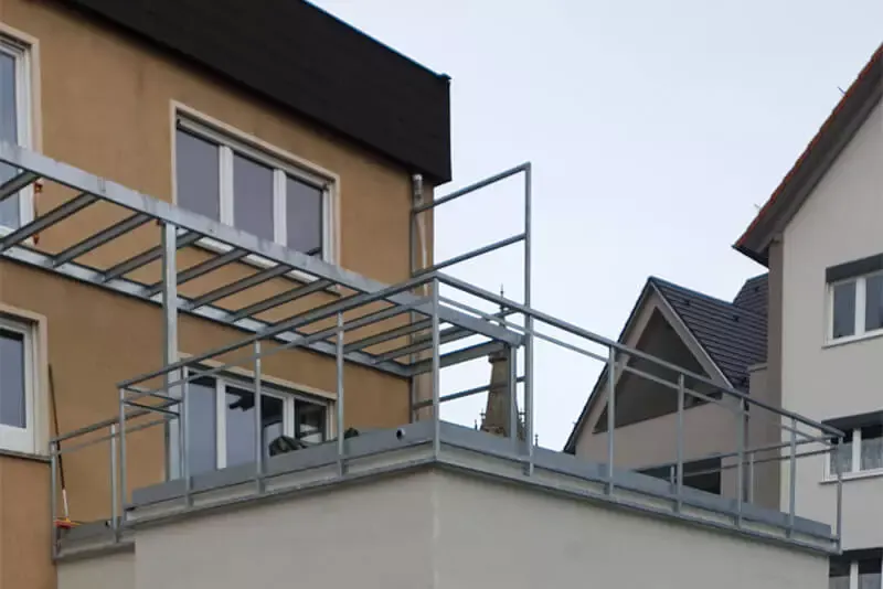 Balkone mit Geländer am Neubau