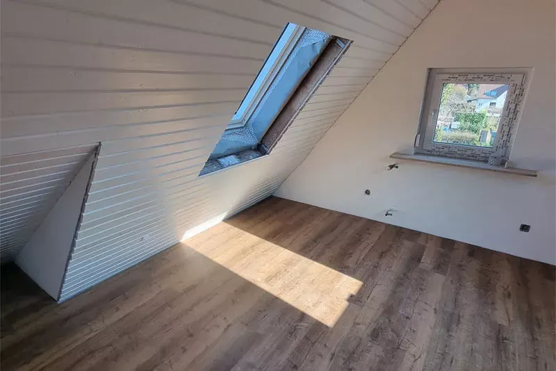 Dachzimmer mit neuem Boden und Dachfenster