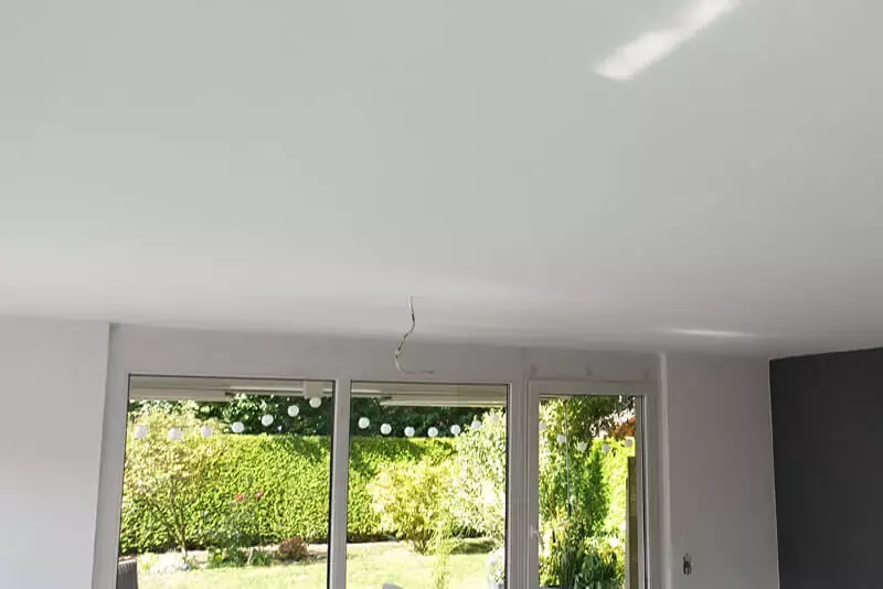 Glatt gespachtelte Decke im sanierten Raum