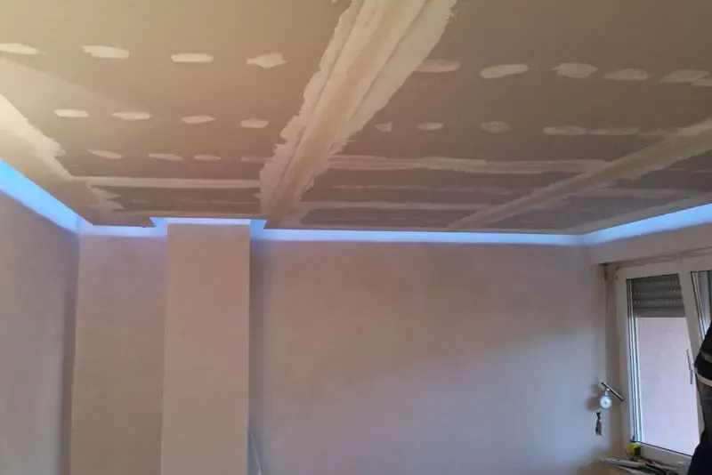 Abgehängte Decke mit indirekter Beleuchtung