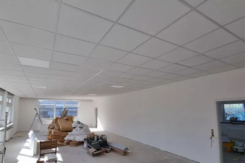 Rasterdecke in einem Büro