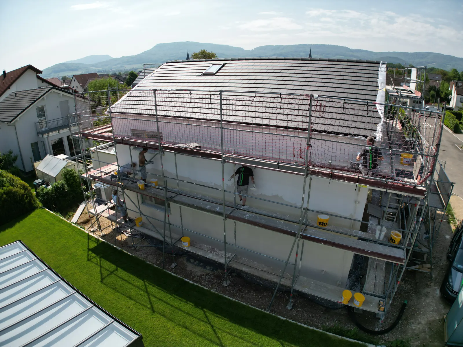 Einfamilienhaus mit Gerüst aus der Luft, Fassade in Arbeit