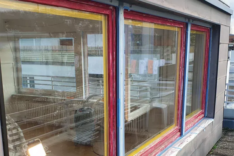 Abgeklebte Fensterrahmen vor dem Lackieren