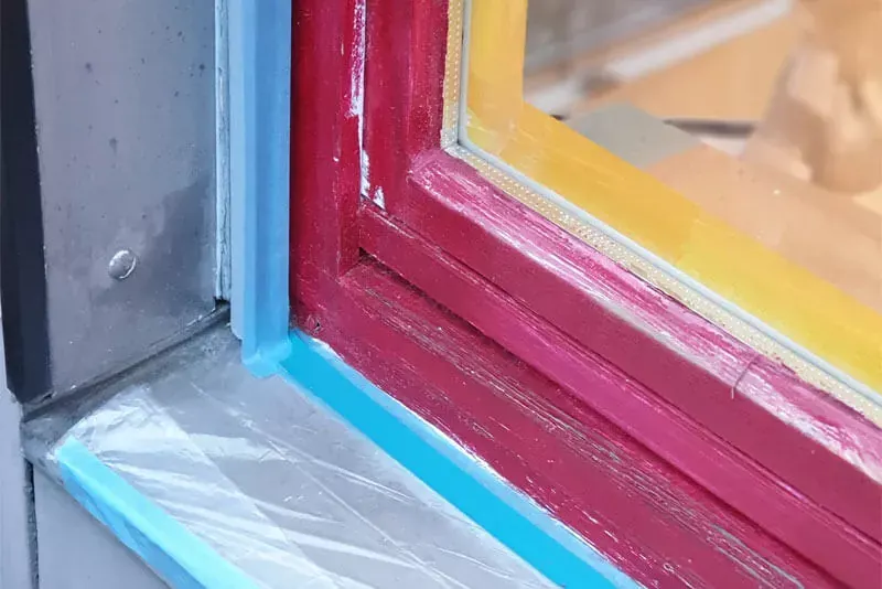Fensterrahmen, sauber abgeklebt