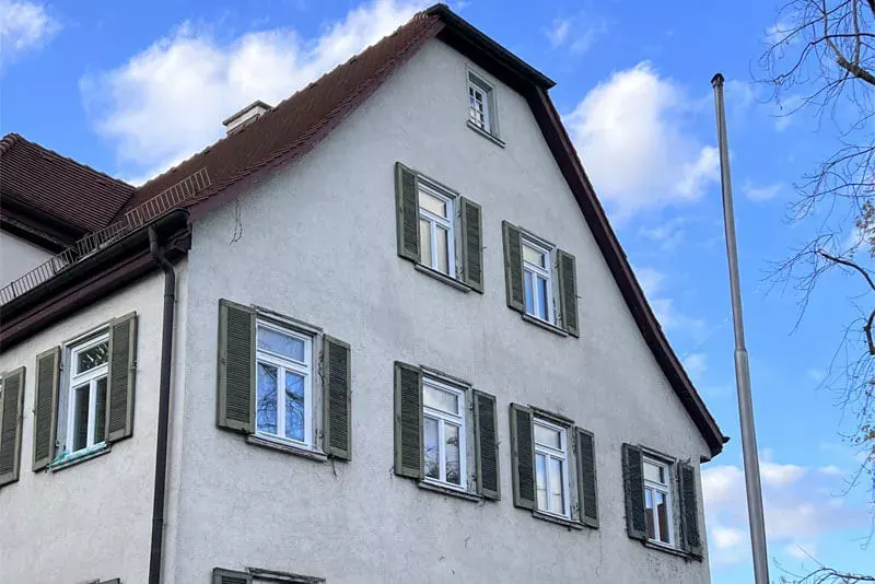 Giebelseite mit neuen Fensterläden