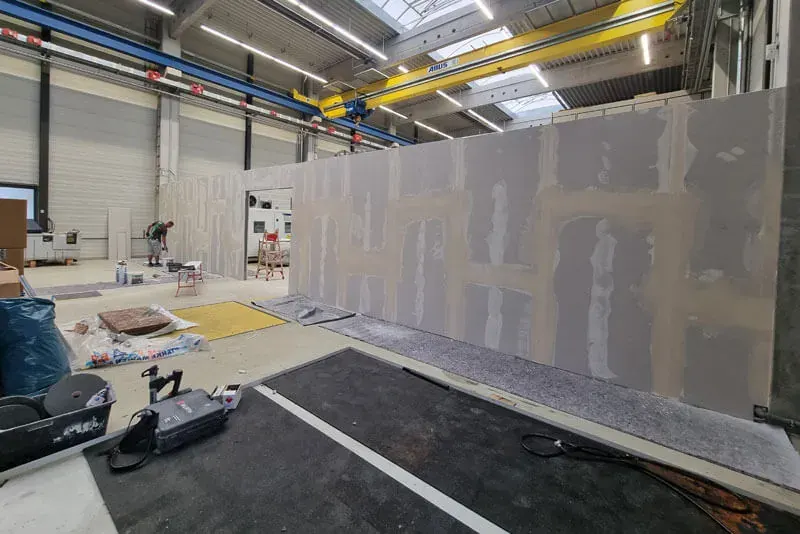 Lange Trockenbauwand in der Halle