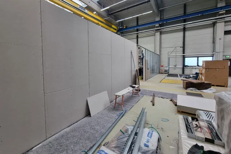 Beplankte Trockenbauwände in einer Gewerbehalle