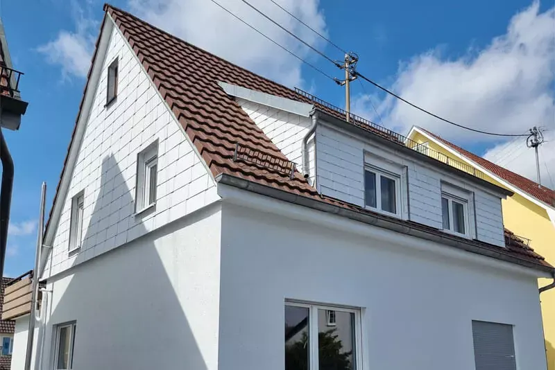 Einfamilienhaus mit neuem weißem Außenputz