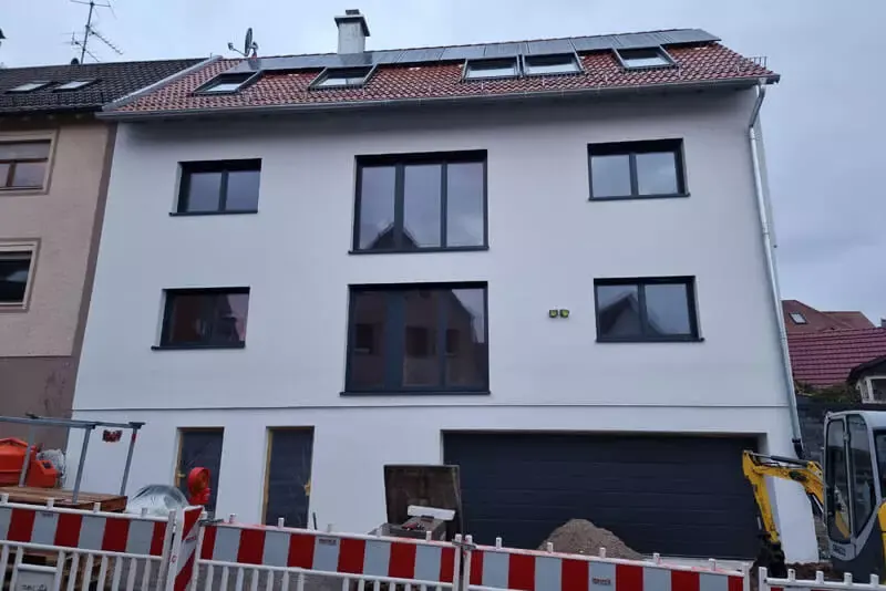 Mehrfamilienhaus mit frisch verputzter Fassade