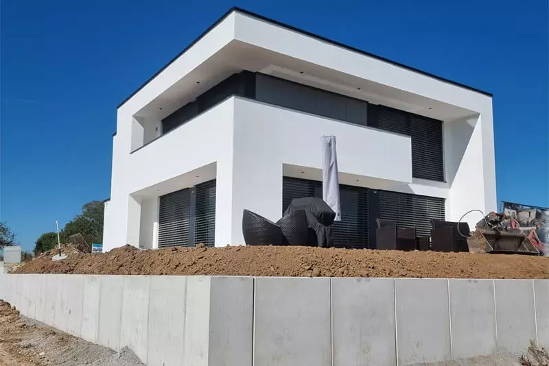 Moderner Neubau mit weißer Putzfassade