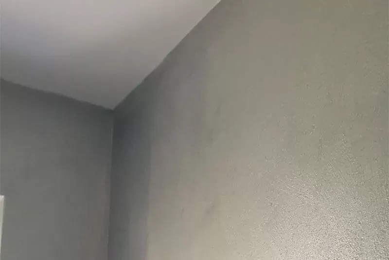Graue Spachtelfläche mit feiner Struktur