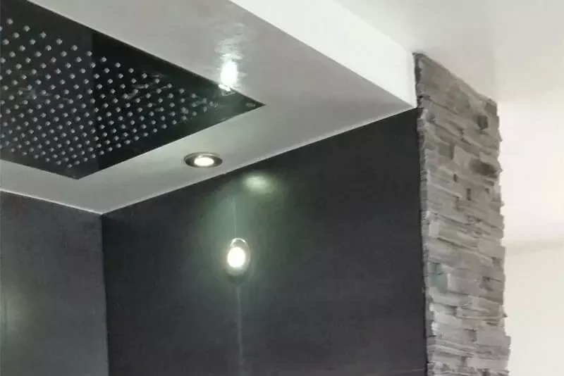 Dunkle Wand mit beleuchteter Deckennische
