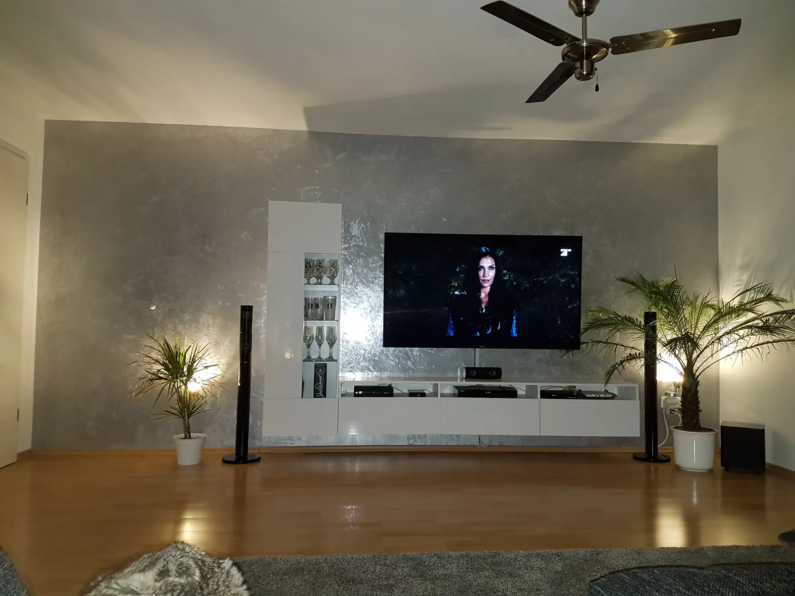 Wohnzimmer mit gespachtelter Wand hinter dem Fernseher
