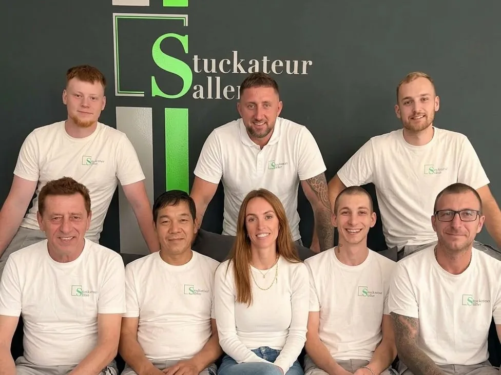 Das Team von Stuckateur Saller vor dem Firmenlogo