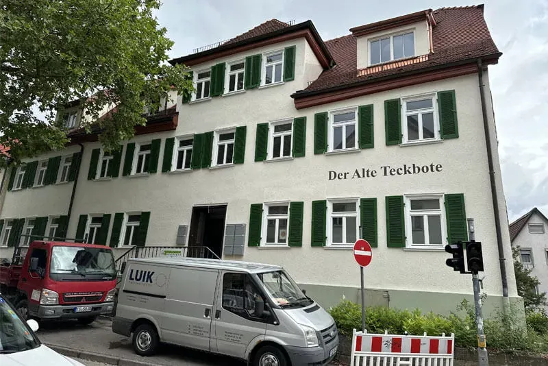 Altbau an der Straßenecke nach der Fassadensanierung