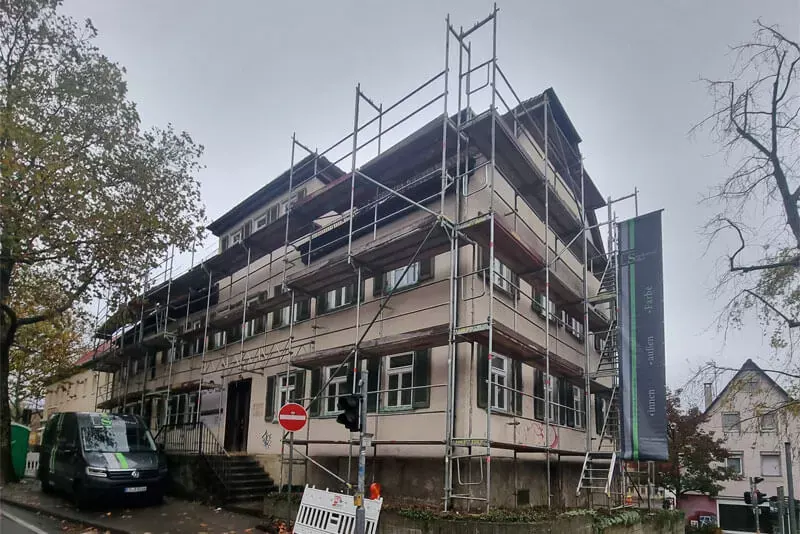 Derselbe Altbau eingerüstet während der Sanierung