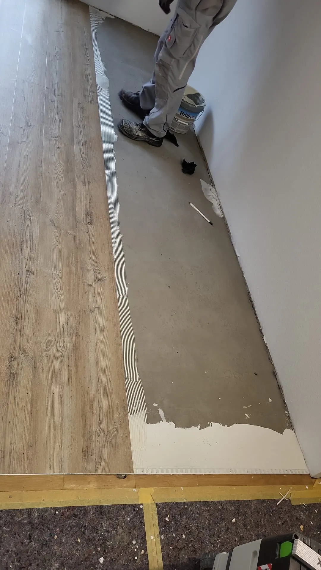 Vinylboden wird verklebt
