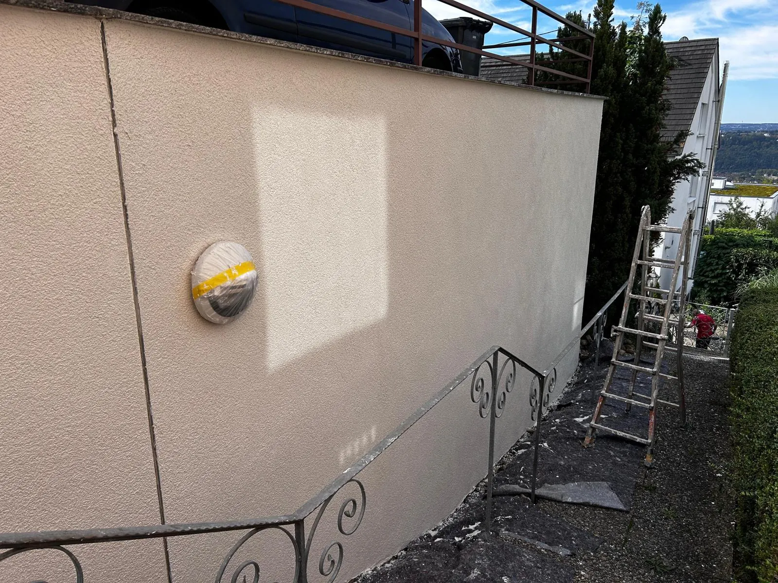 Frisch verputzte Gartenmauer an einer Treppe