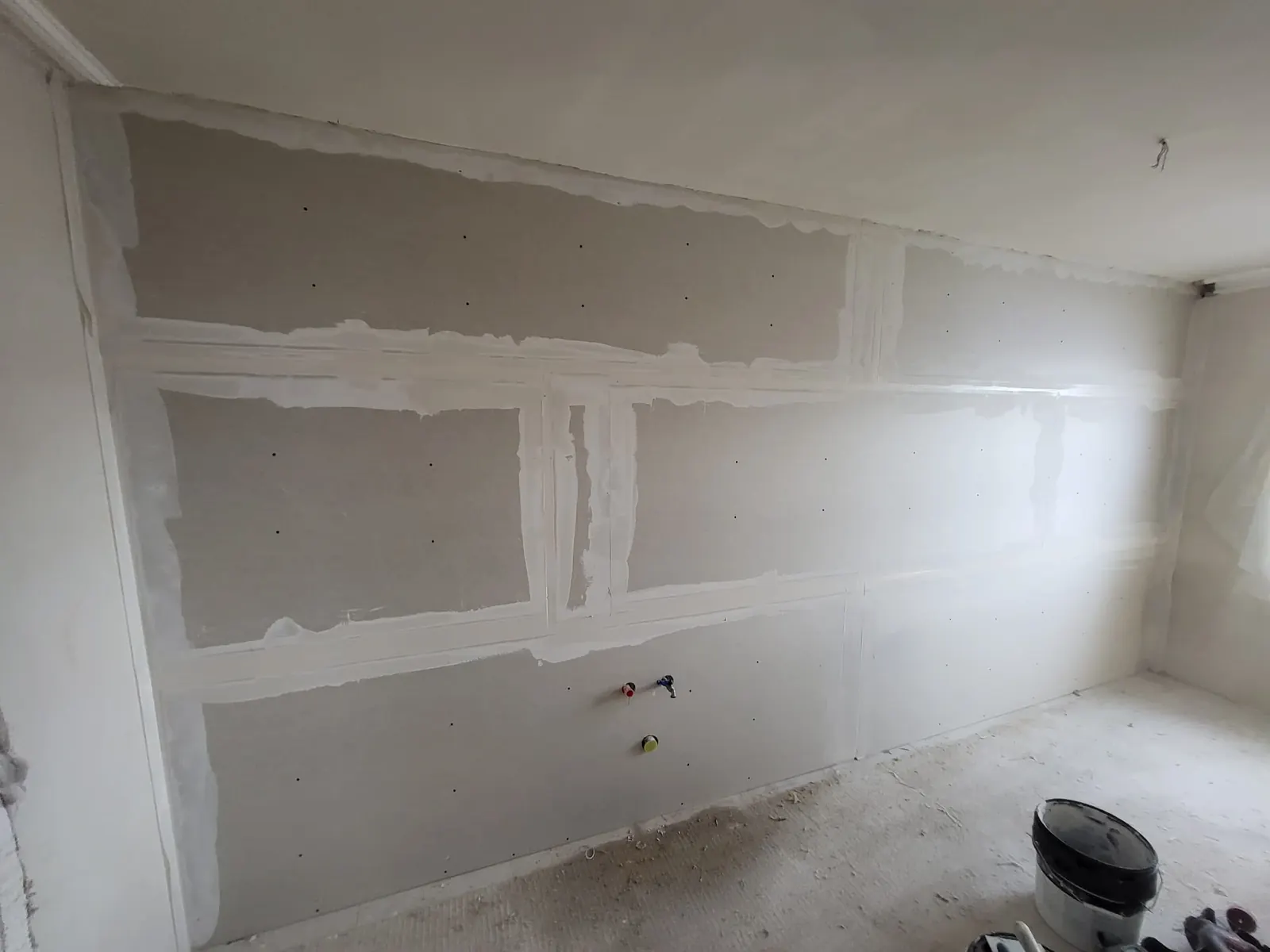 Verspachtelte Trockenbauwand vor dem Anstrich